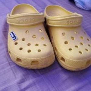Yellow Crocs : size 9